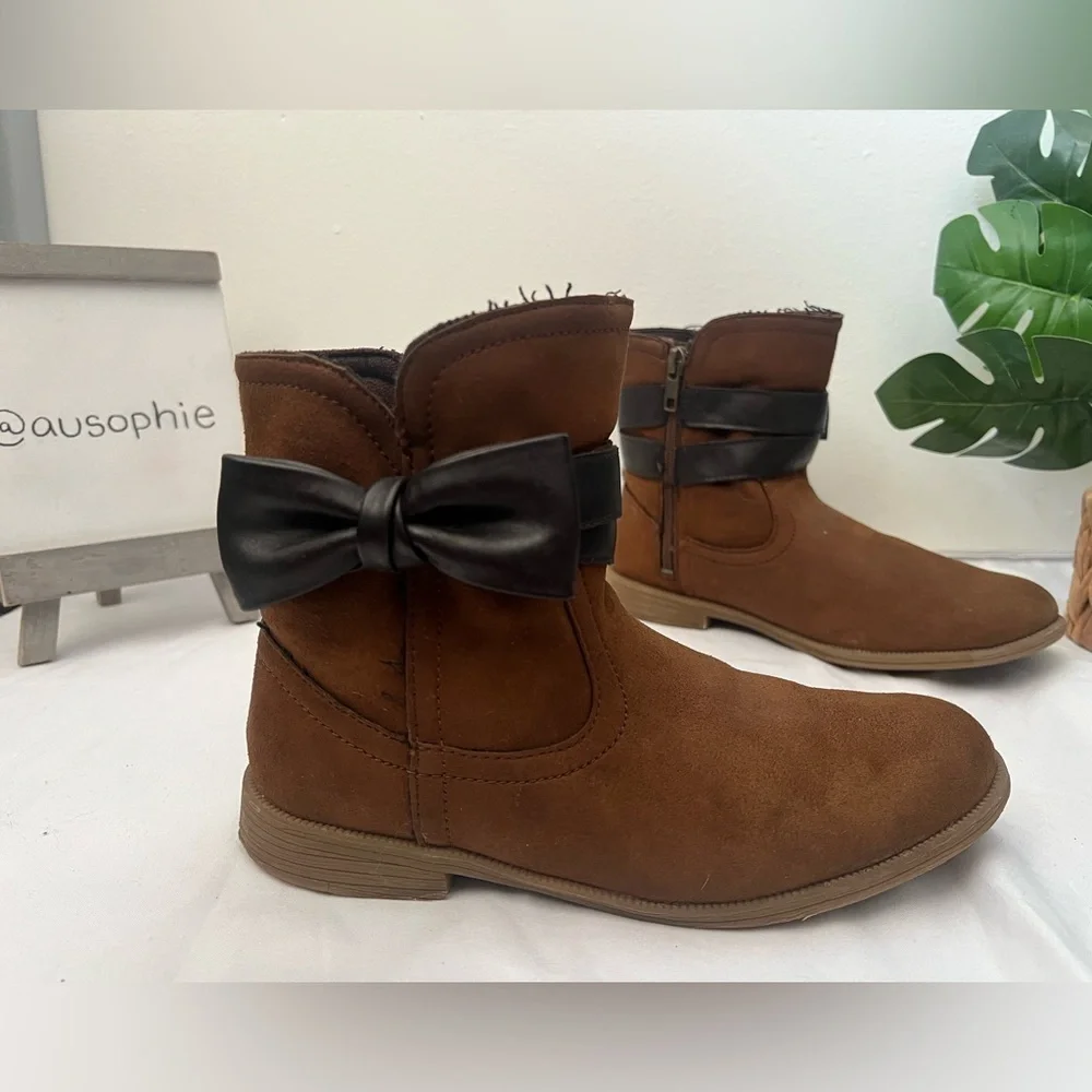Ugg Joanie bow ankle boot for kids in cognac and dark brown. Size 3